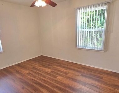 5444 Hermitage Avenue - Photo Thumbnail 5