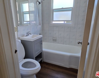 5444 Hermitage Avenue - Photo Thumbnail 6