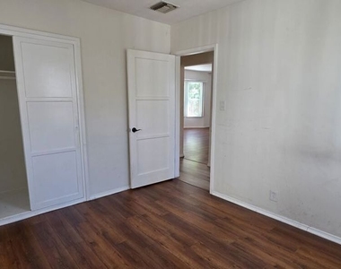 5444 Hermitage Avenue - Photo Thumbnail 8