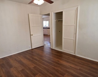 5444 Hermitage Avenue - Photo Thumbnail 7