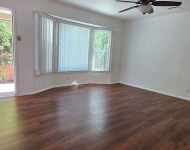 5444 Hermitage Avenue - Photo Thumbnail 9