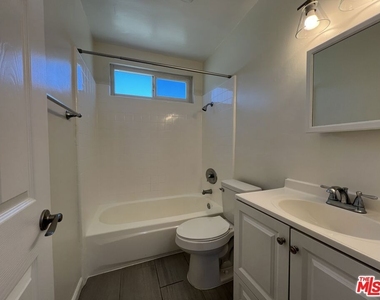2210 S Sycamore Avenue - Photo Thumbnail 11