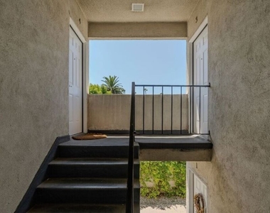 2210 S Sycamore Avenue - Photo Thumbnail 2