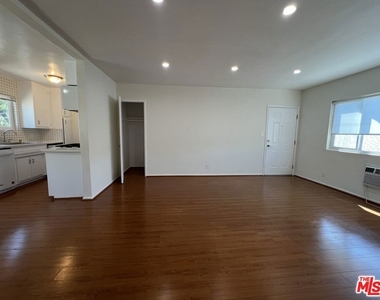 2210 S Sycamore Avenue - Photo Thumbnail 4