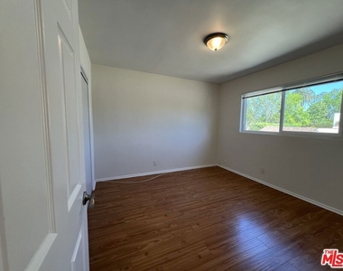 2210 S Sycamore Avenue - Photo Thumbnail 10
