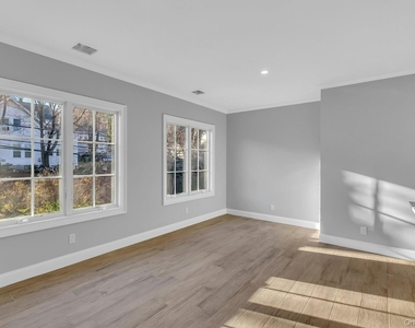 156 W Broadway - Photo Thumbnail 8