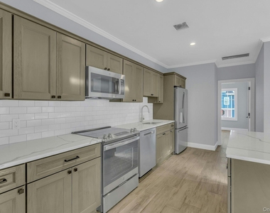 156 W Broadway - Photo Thumbnail 4