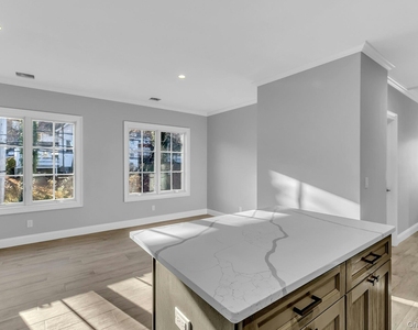 156 W Broadway - Photo Thumbnail 7