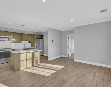 156 W Broadway - Photo Thumbnail 9