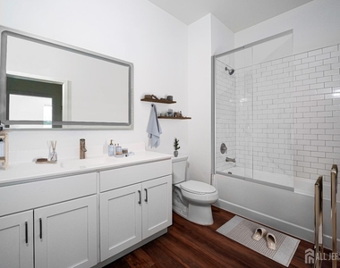 18 West Main Street - Photo Thumbnail 6