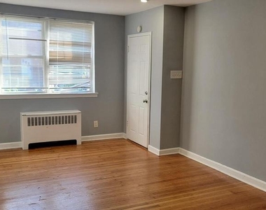 307 E Clarkson Avenue - Photo Thumbnail 2