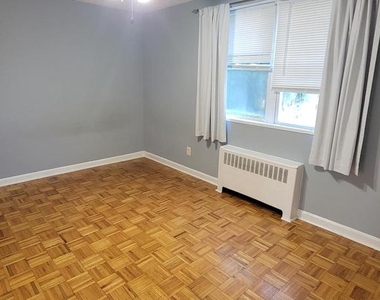 307 E Clarkson Avenue - Photo Thumbnail 4