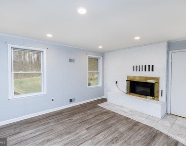 9409 Croom Acres Drive - Photo Thumbnail 4