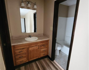 513 Roundtree Drive - Photo Thumbnail 9