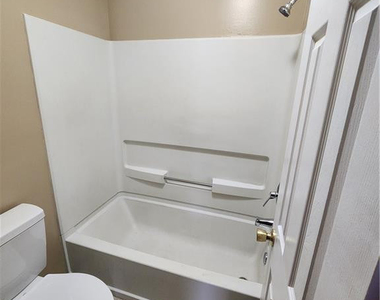 513 Roundtree Drive - Photo Thumbnail 10
