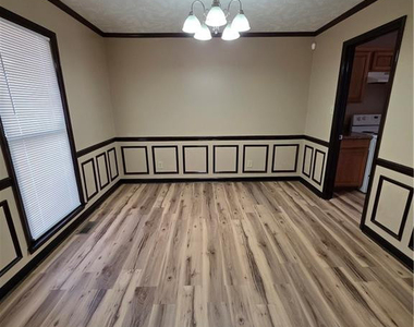 513 Roundtree Drive - Photo Thumbnail 2