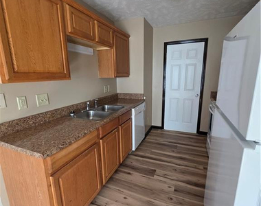 513 Roundtree Drive - Photo Thumbnail 5