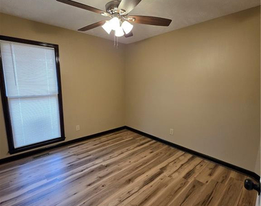 513 Roundtree Drive - Photo Thumbnail 6