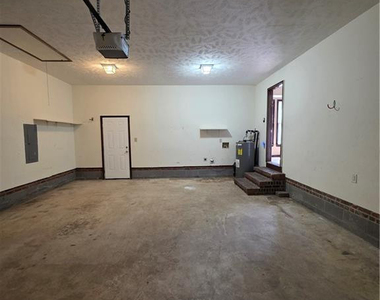 513 Roundtree Drive - Photo Thumbnail 8