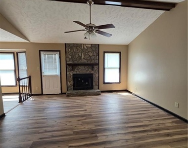 513 Roundtree Drive - Photo Thumbnail 3
