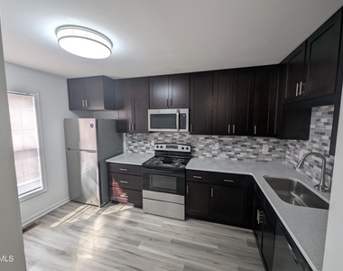 1005 Shades Place - Photo Thumbnail 4