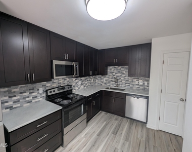1005 Shades Place - Photo Thumbnail 5