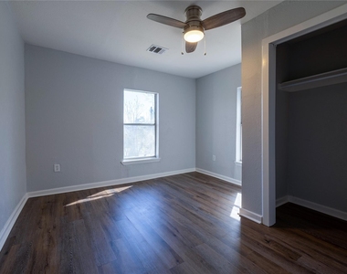 2304 Thrasher Ln - Photo Thumbnail 12