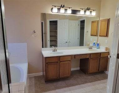 2100 Pipers Field Dr - Photo Thumbnail 11