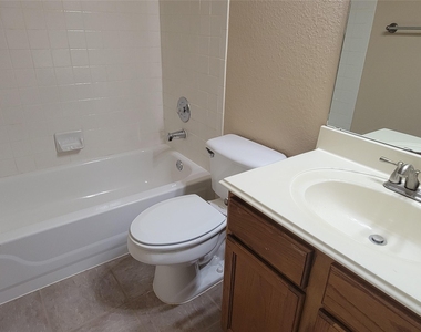 2100 Pipers Field Dr - Photo Thumbnail 16
