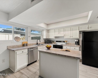 8140 Sutton Place - Photo Thumbnail 3