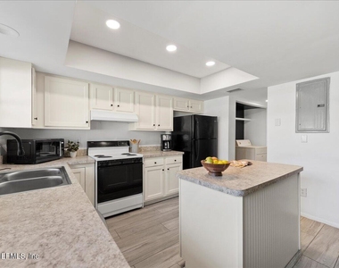 8140 Sutton Place - Photo Thumbnail 2