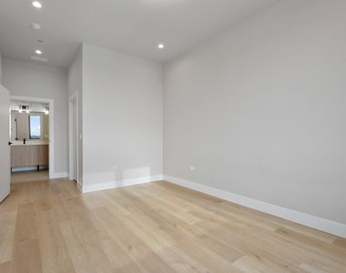 2505 W Farragut Avenue - Photo Thumbnail 7