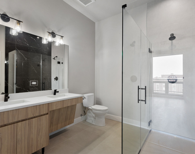 2505 W Farragut Avenue - Photo Thumbnail 4