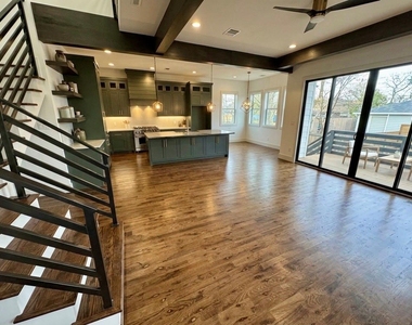 505 E 40th Street - Photo Thumbnail 2