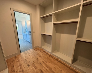505 E 40th Street - Photo Thumbnail 10
