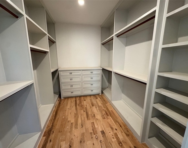 505 E 40th Street - Photo Thumbnail 11