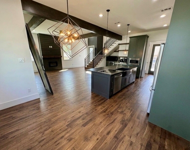 505 E 40th Street - Photo Thumbnail 3