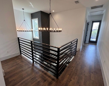 505 E 40th Street - Photo Thumbnail 4