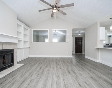 15807 Los Altos Drive - Photo Thumbnail 8