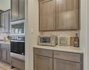 1716 Encino Boulevard - Photo Thumbnail 20