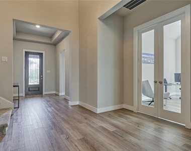 1716 Encino Boulevard - Photo Thumbnail 7