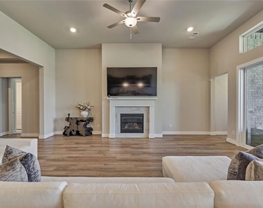 1716 Encino Boulevard - Photo Thumbnail 13