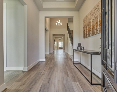 1716 Encino Boulevard - Photo Thumbnail 5
