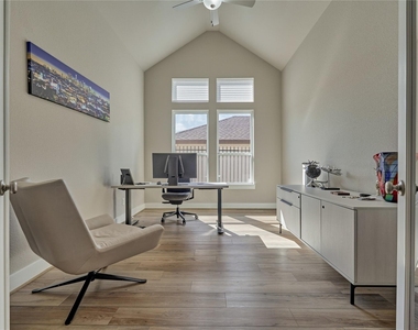 1716 Encino Boulevard - Photo Thumbnail 8