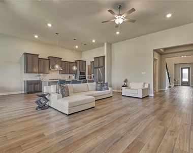 1716 Encino Boulevard - Photo Thumbnail 12