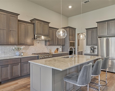 1716 Encino Boulevard - Photo Thumbnail 16