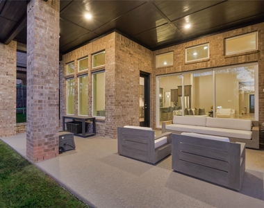 1716 Encino Boulevard - Photo Thumbnail 43