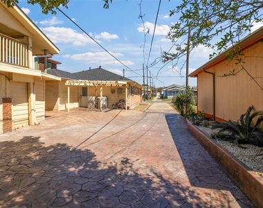 2507 37th Street - Photo Thumbnail 4