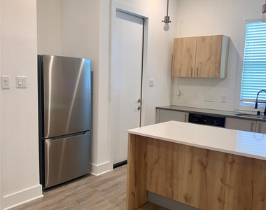 10209 Las Nubes Avenue - Photo Thumbnail 5