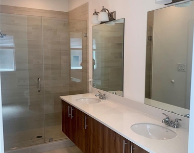 10209 Las Nubes Avenue - Photo Thumbnail 15